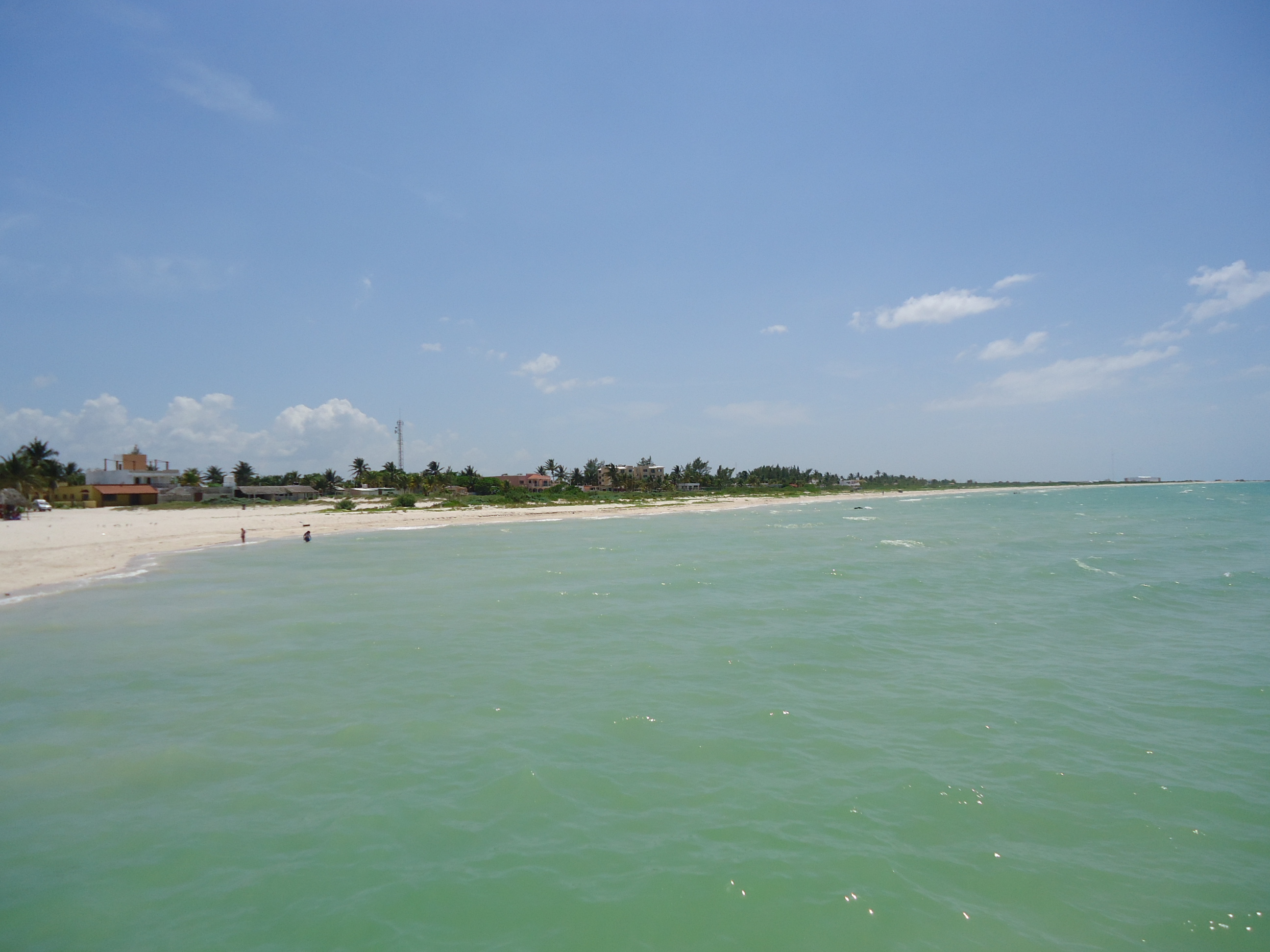 La playa y el mar frente a Sisal, Yucatán